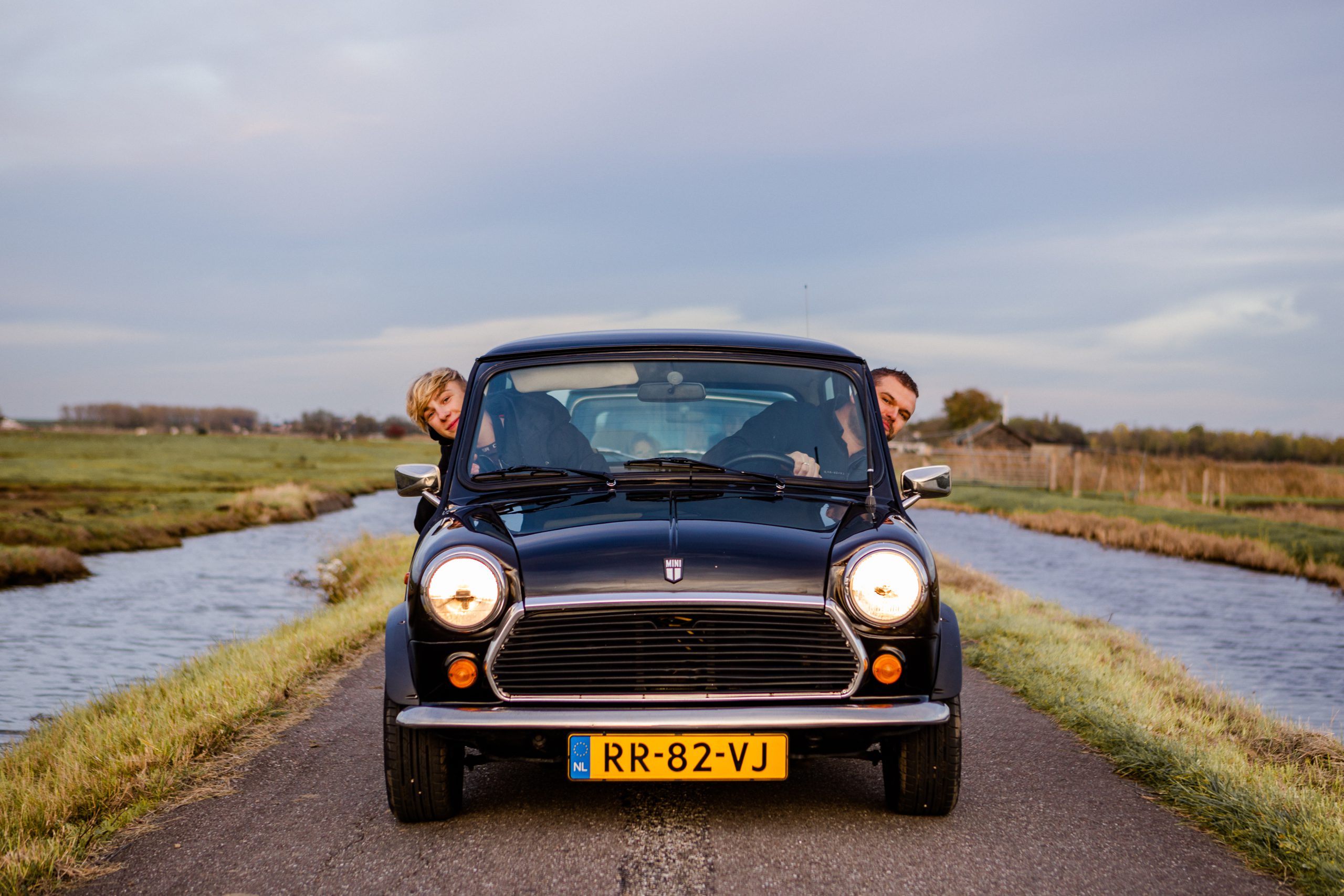 met vrienden mini cooper rijden